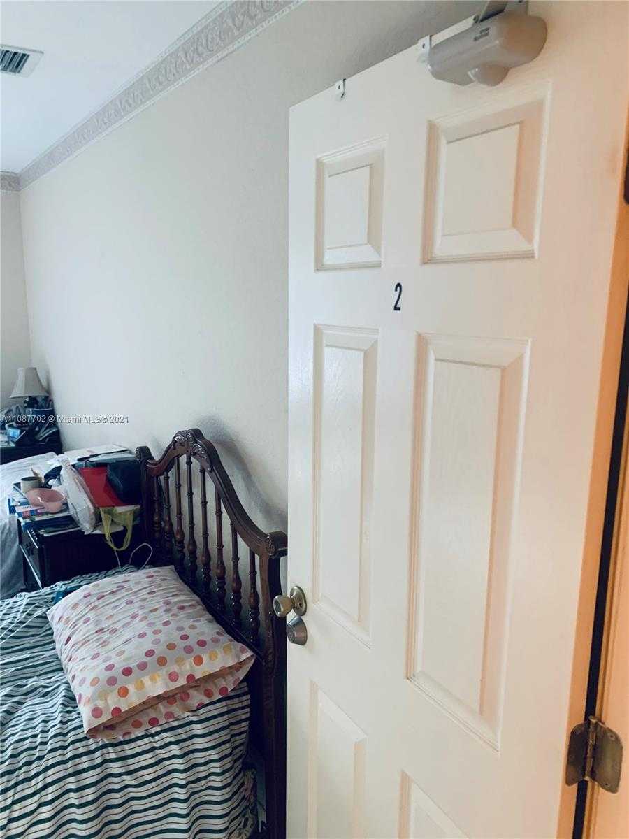 Small Image of 000, Miami Number 4