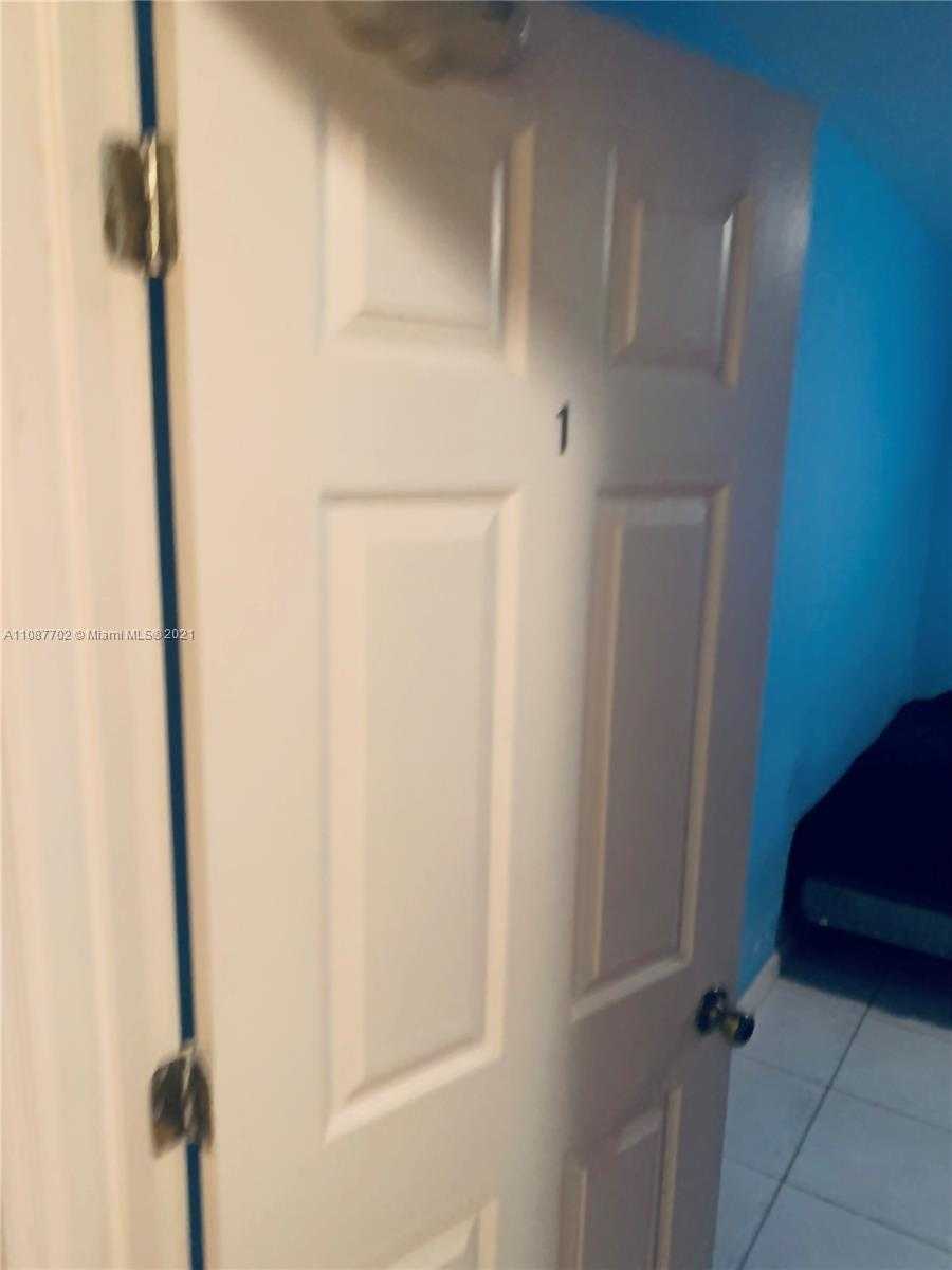 Small Image of 000, Miami Number 5