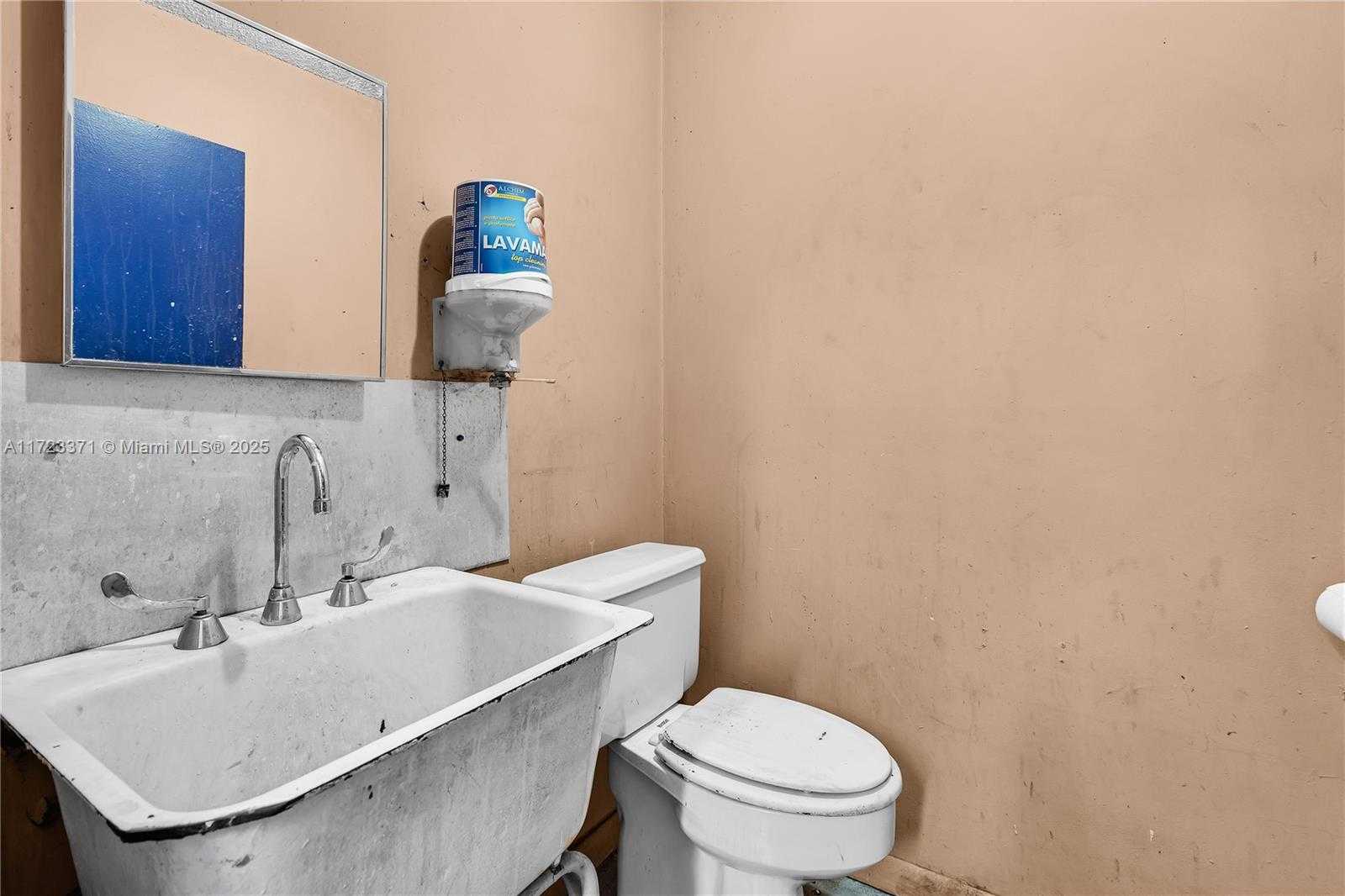 Small Image of 2700 W 79th St, Hialeah, FL 33016, USA Number 25