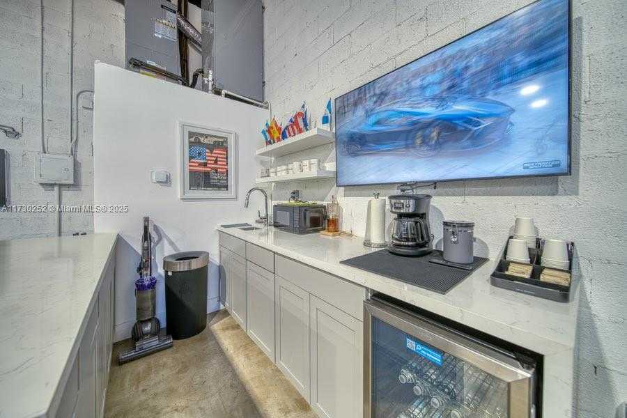 Small Image of WHOLESALER FOR SALE IN MIAMI, Miami Number 24