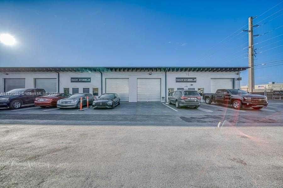 Small Image of WHOLESALER FOR SALE IN MIAMI, Miami Number 30