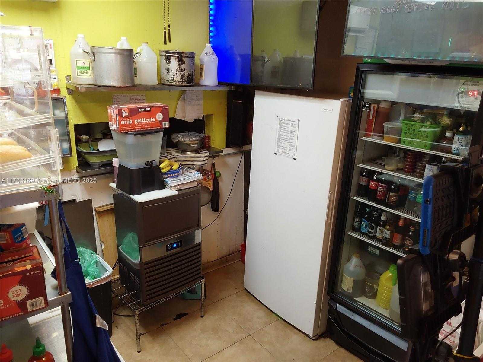 Small Image of 17010 WEST DIXIE HWY #G, North Miami Beach Number 3