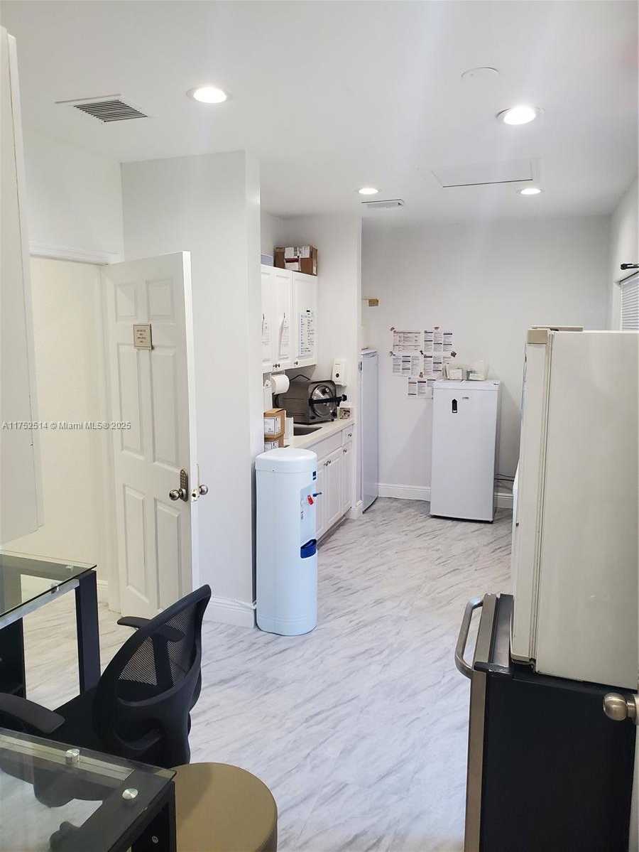 Small Image of 330 SOUTH STATE ROAD 7, Plantation Number 27