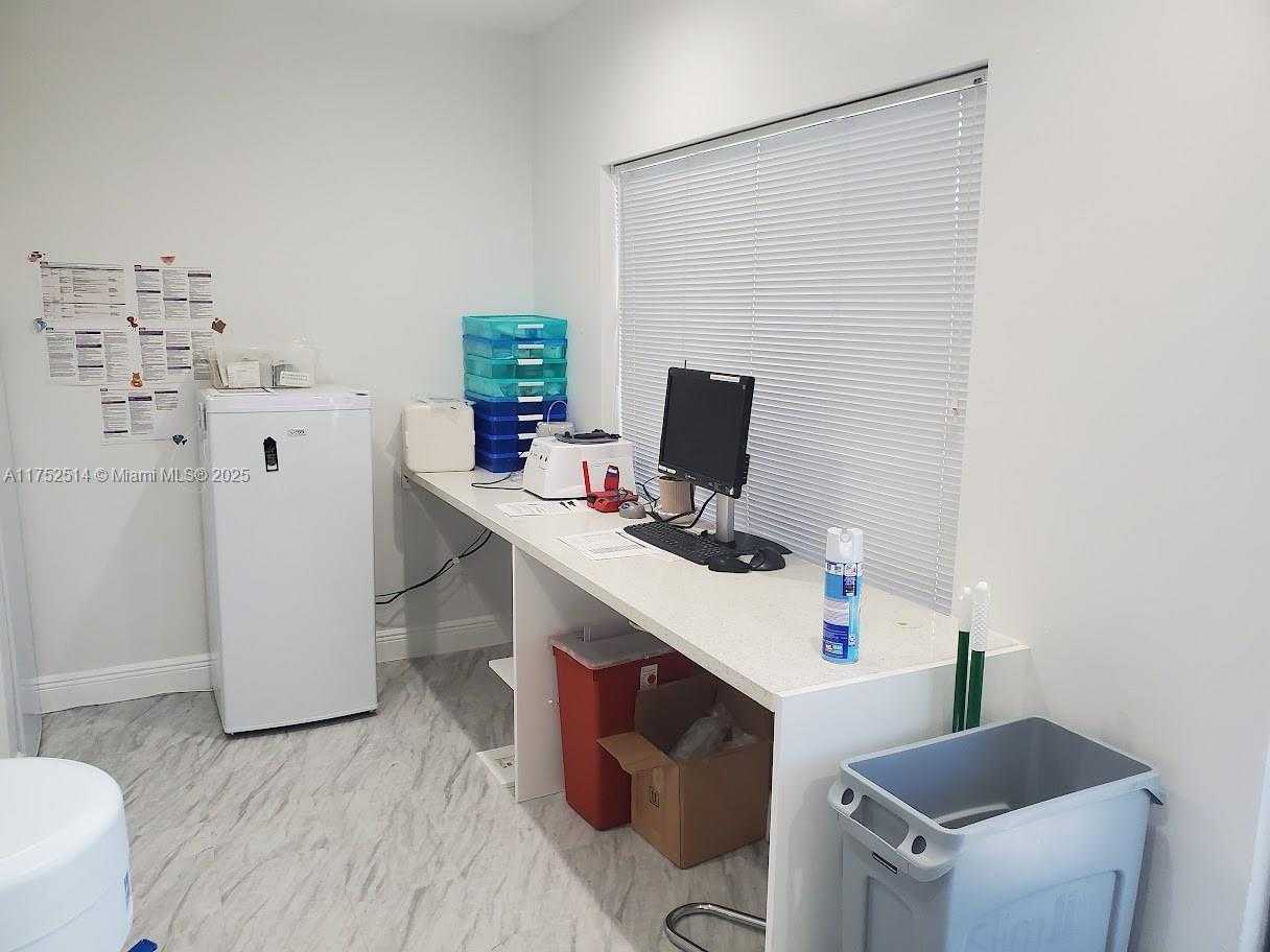 Small Image of 330 SOUTH STATE ROAD 7, Plantation Number 30