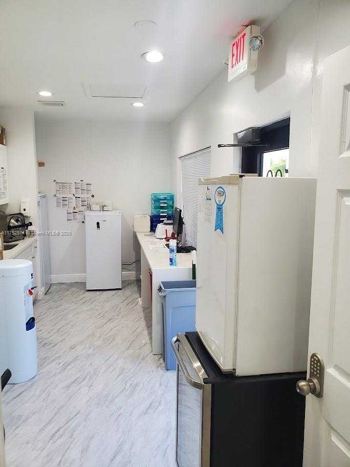 Small Image of 330 SOUTH STATE ROAD 7, Plantation Number 31