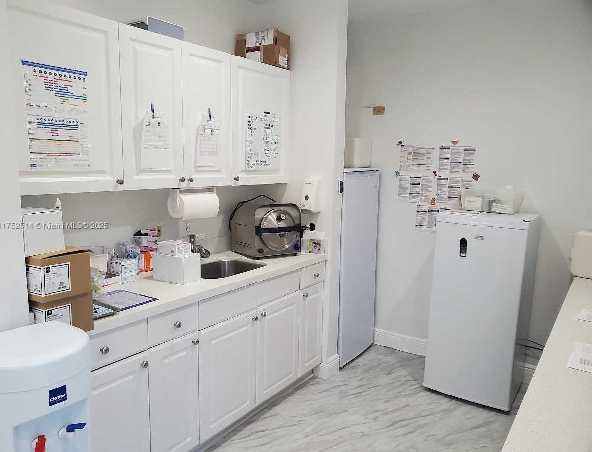 Small Image of 330 SOUTH STATE ROAD 7, Plantation Number 32
