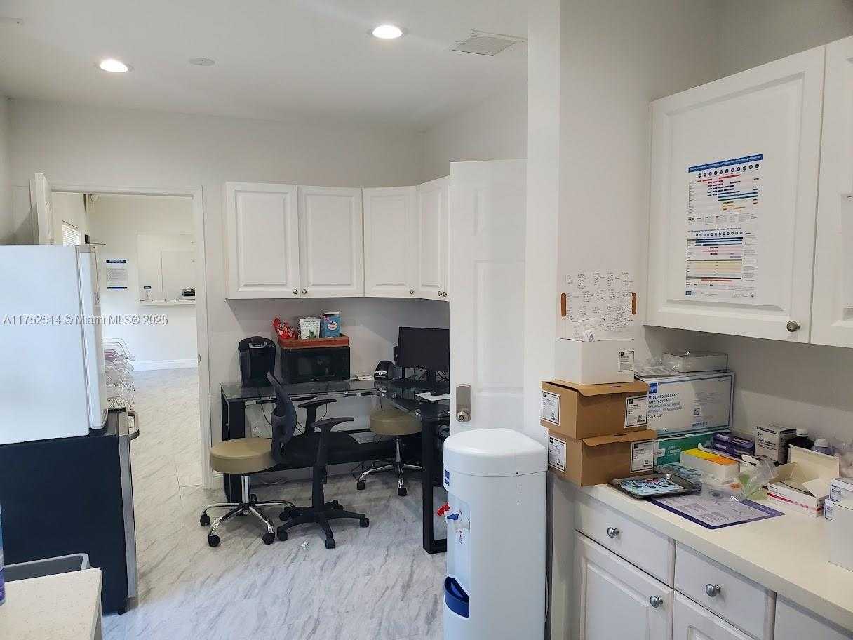 Small Image of 330 SOUTH STATE ROAD 7, Plantation Number 33