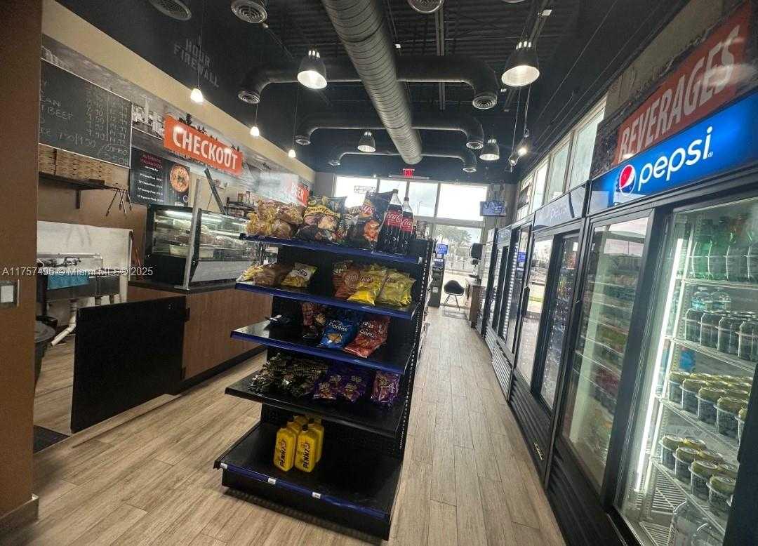 Small Image of Aventura Number 8