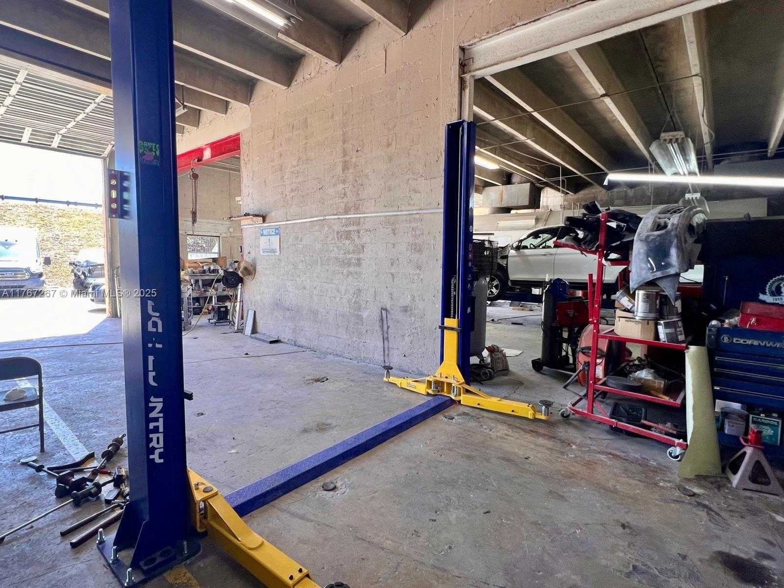 Small Image of BODY SHOP BUSINESS FOR SALE, Hialeah Number 3
