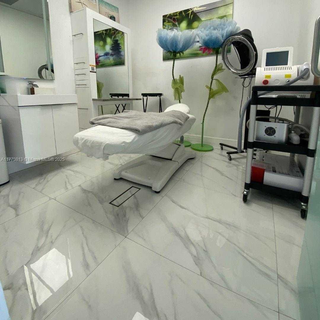 Small Image of 6568 NORTH WEST 186TH ST, Hialeah Number 22