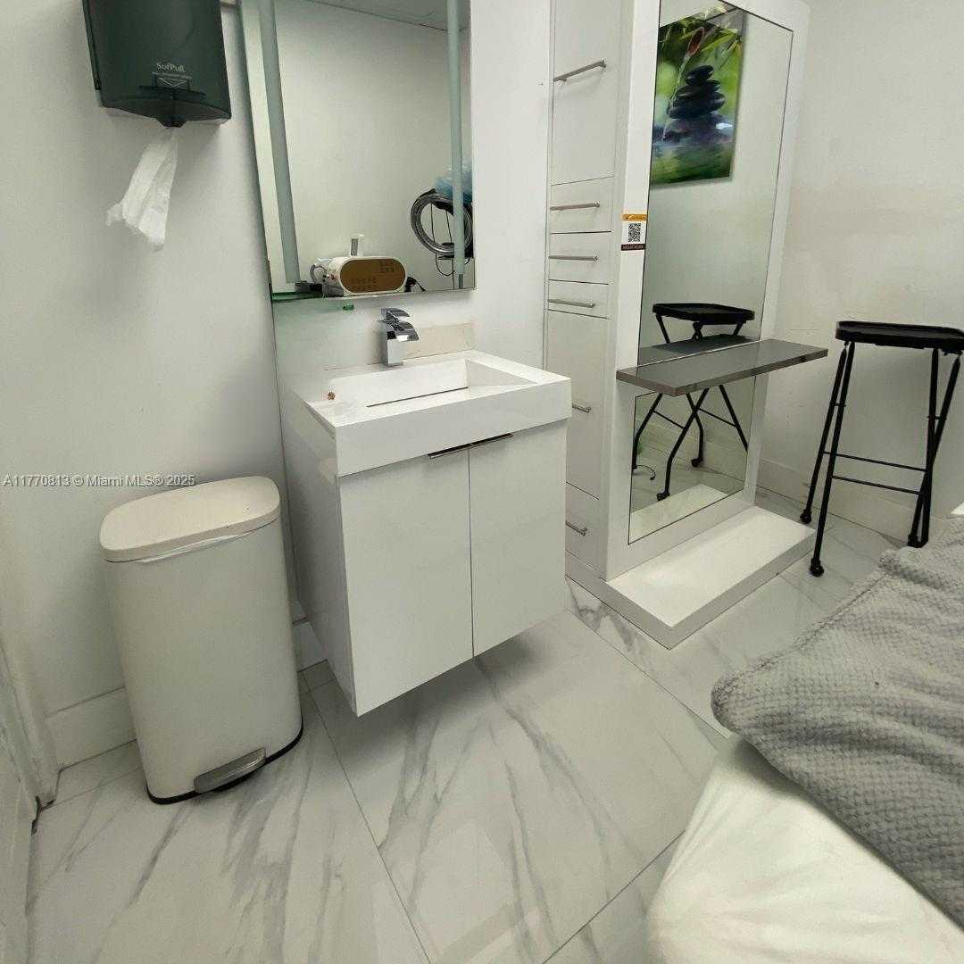 Small Image of 6568 NORTH WEST 186TH ST, Hialeah Number 23