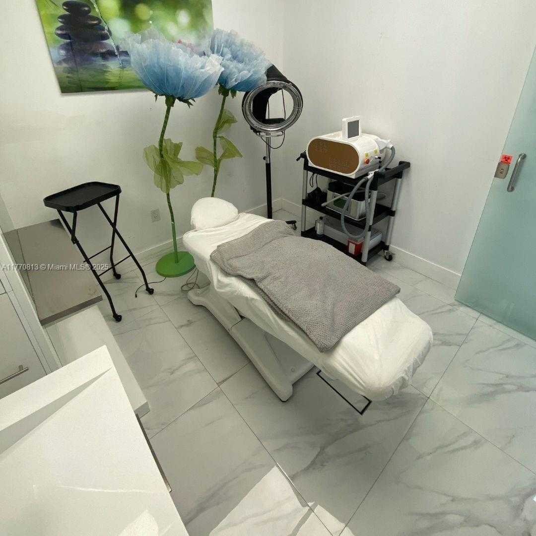 Small Image of 6568 NORTH WEST 186TH ST, Hialeah Number 24