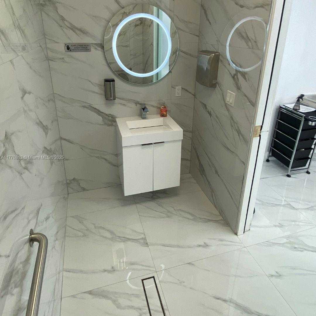 Small Image of 6568 NORTH WEST 186TH ST, Hialeah Number 25