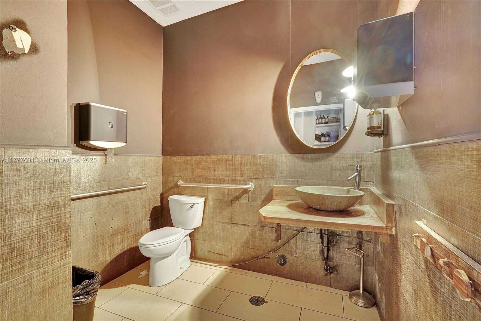 Small Image of 15903 BISCAYNE BLVD, North Miami Beach Number 23