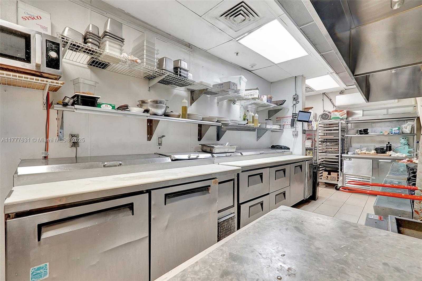 Small Image of 15903 BISCAYNE BLVD, North Miami Beach Number 25