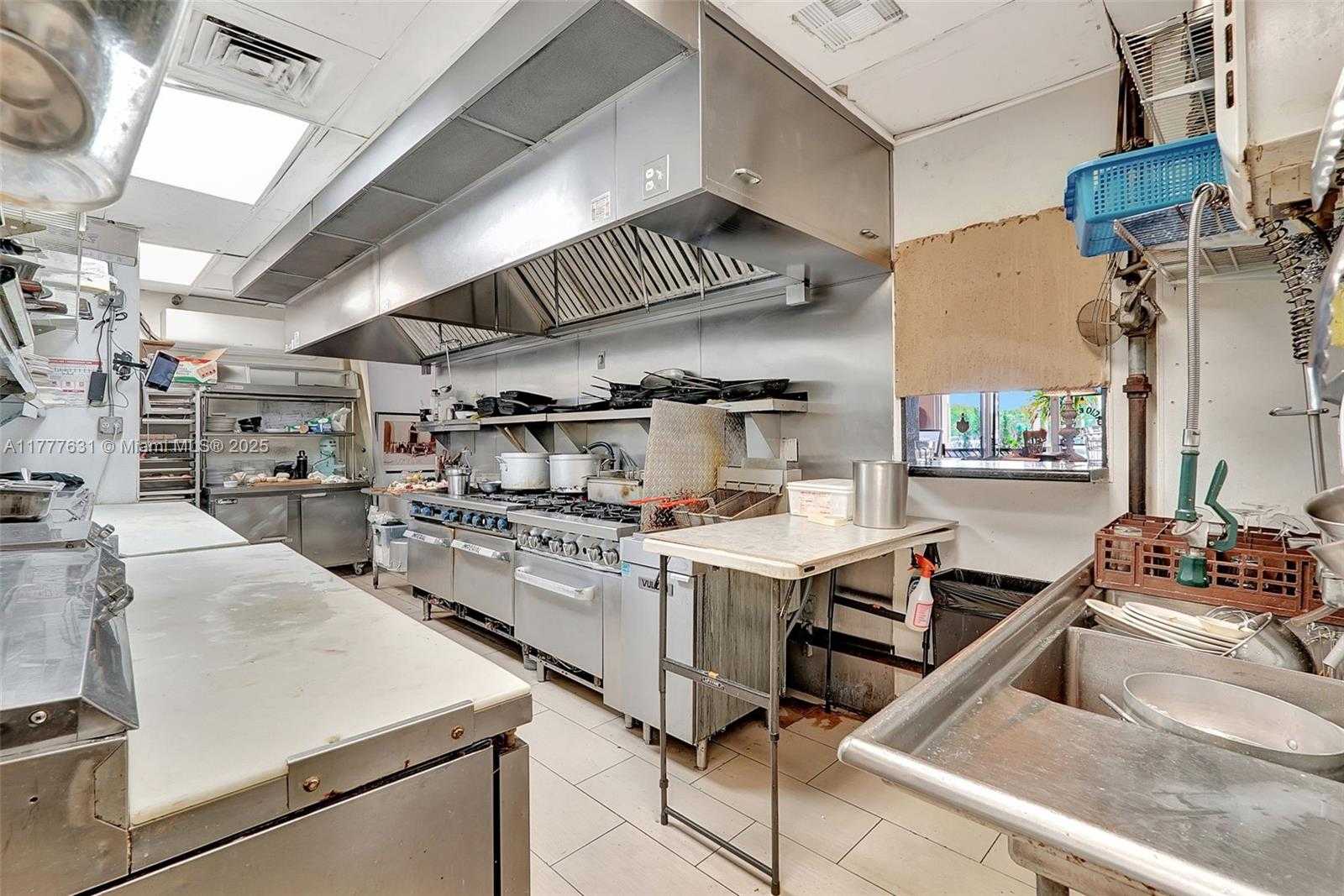Small Image of 15903 BISCAYNE BLVD, North Miami Beach Number 27