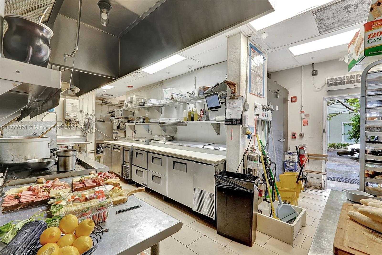 Small Image of 15903 BISCAYNE BLVD, North Miami Beach Number 29