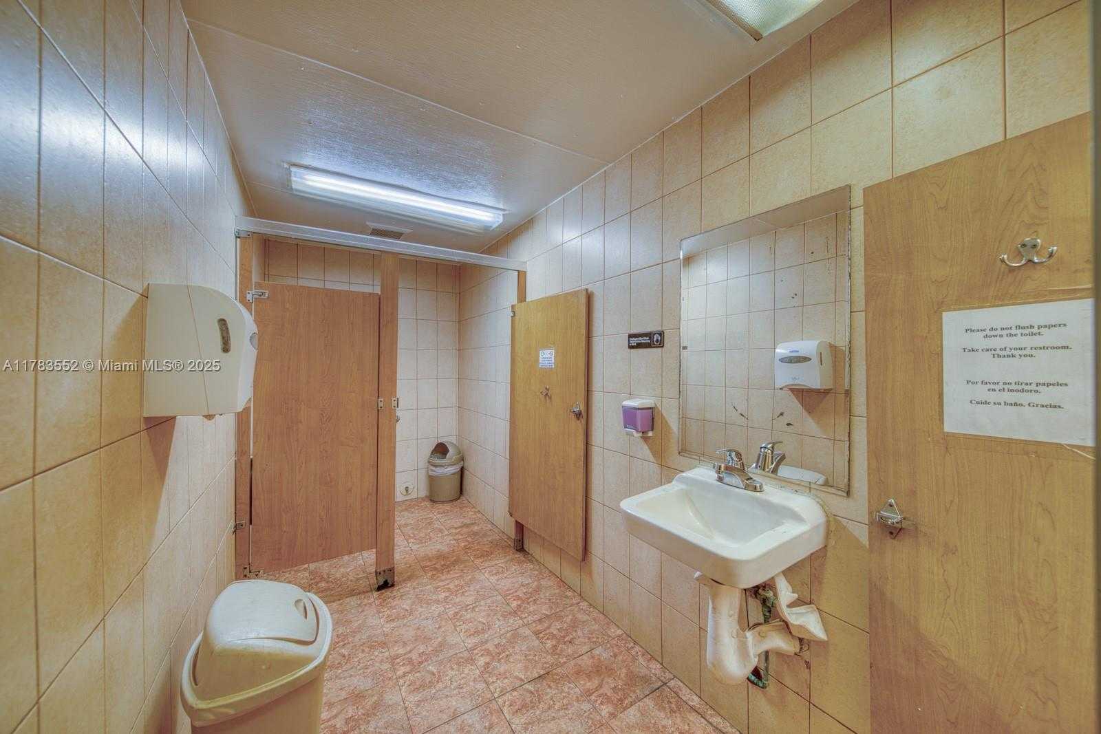 Small Image of OPPORTUNITY IN PRIME HIALEAH LOCATION, Hialeah Number 16