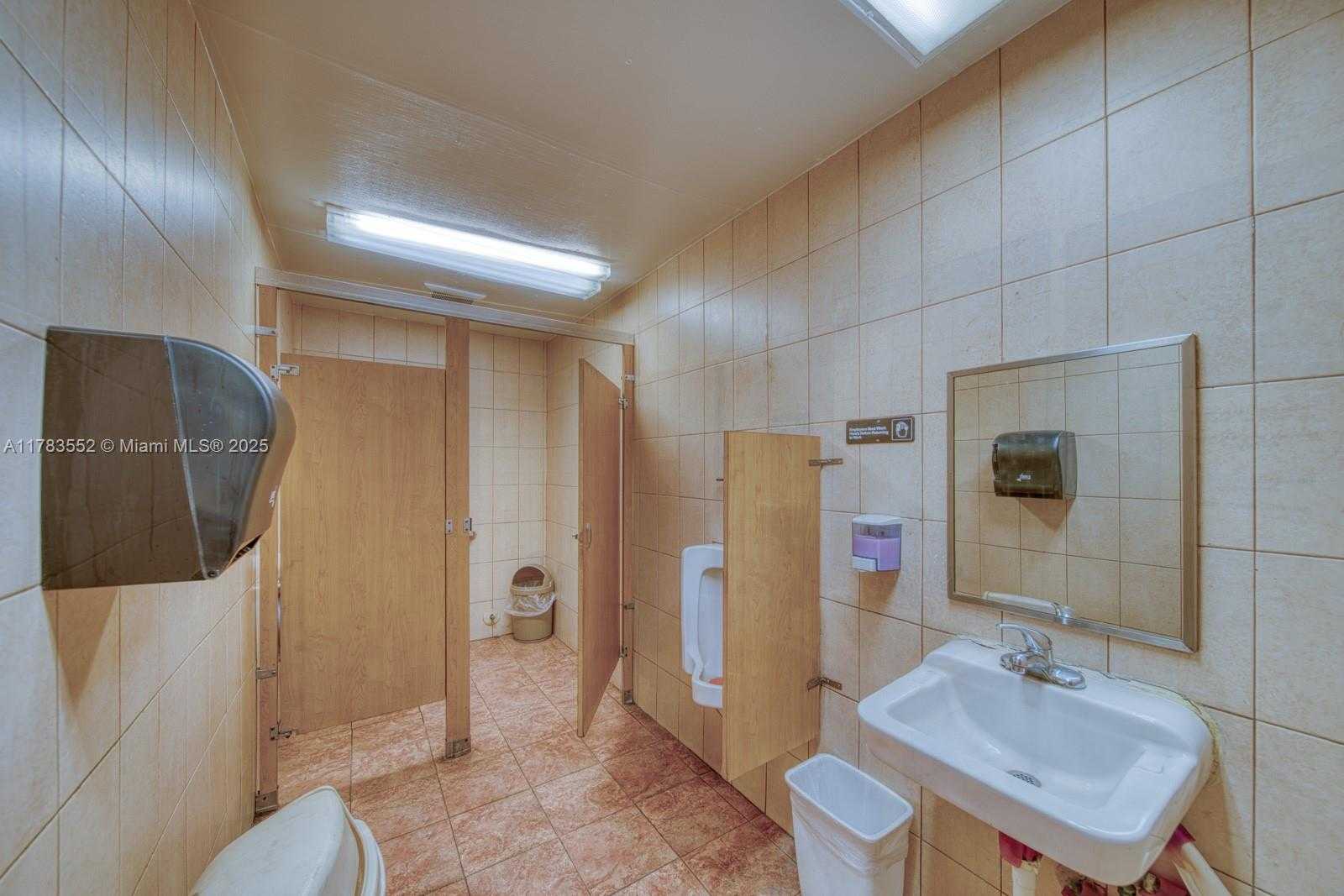 Small Image of OPPORTUNITY IN PRIME HIALEAH LOCATION, Hialeah Number 17