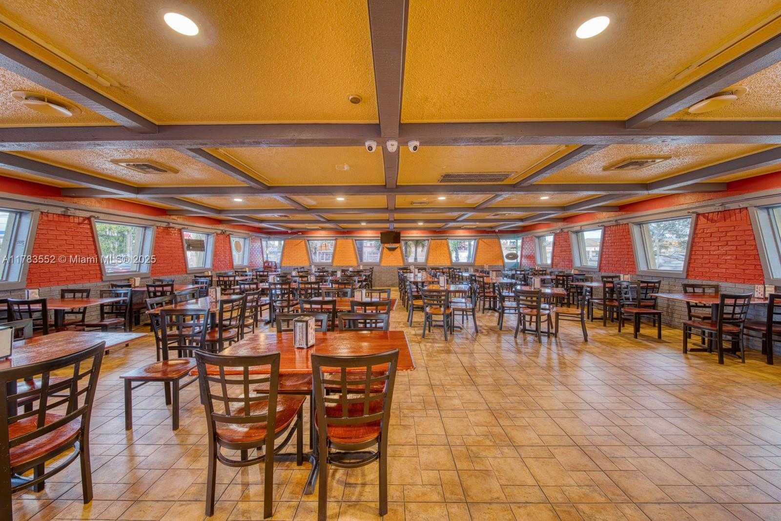 Small Image of OPPORTUNITY IN PRIME HIALEAH LOCATION, Hialeah Number 3