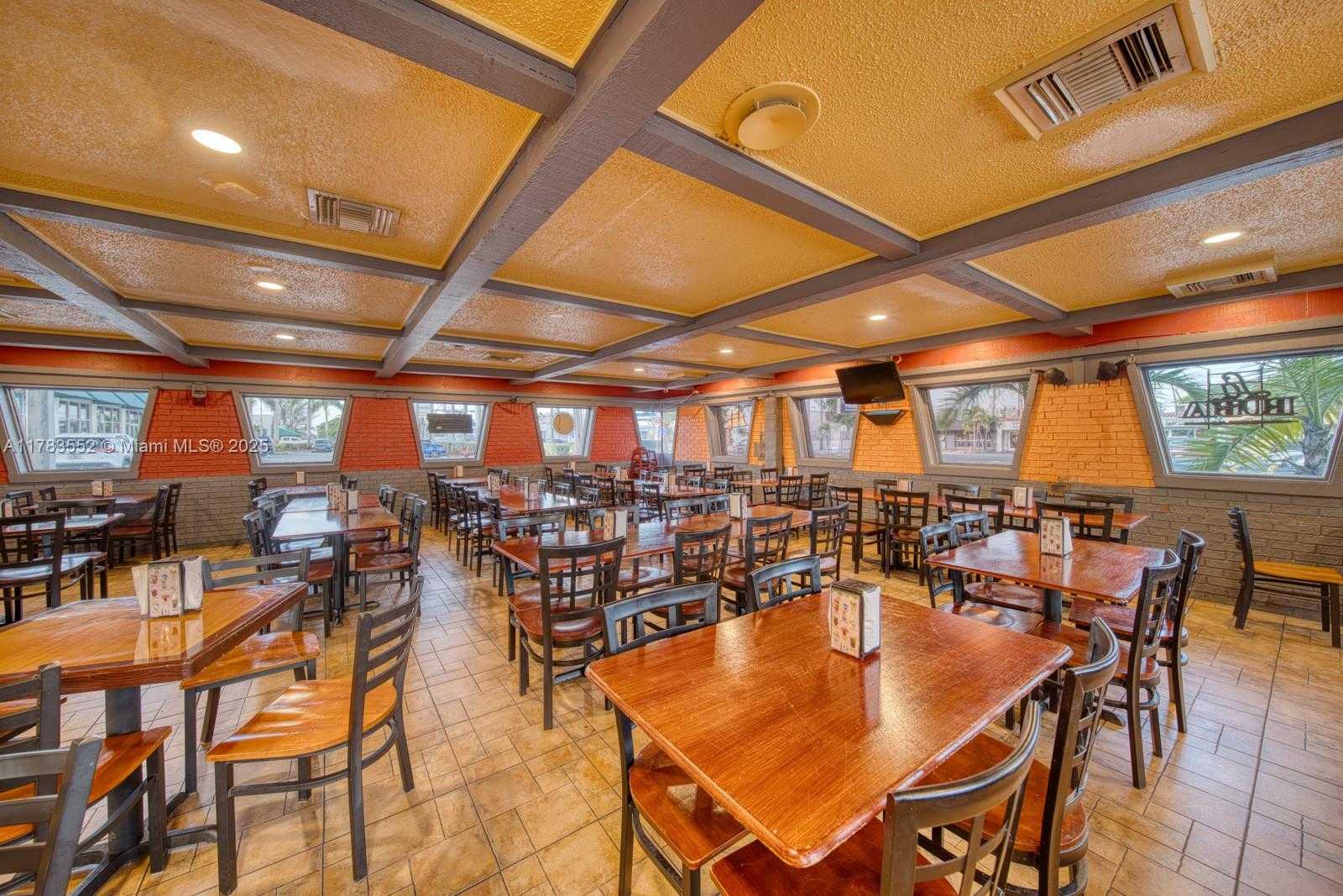 Small Image of OPPORTUNITY IN PRIME HIALEAH LOCATION, Hialeah Number 5