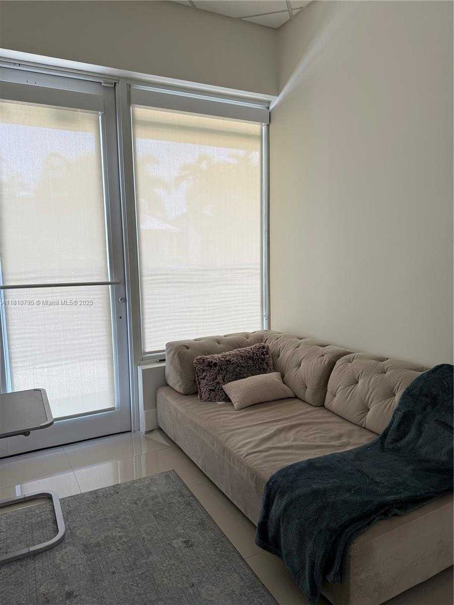 Small Image of Aventura Number 14