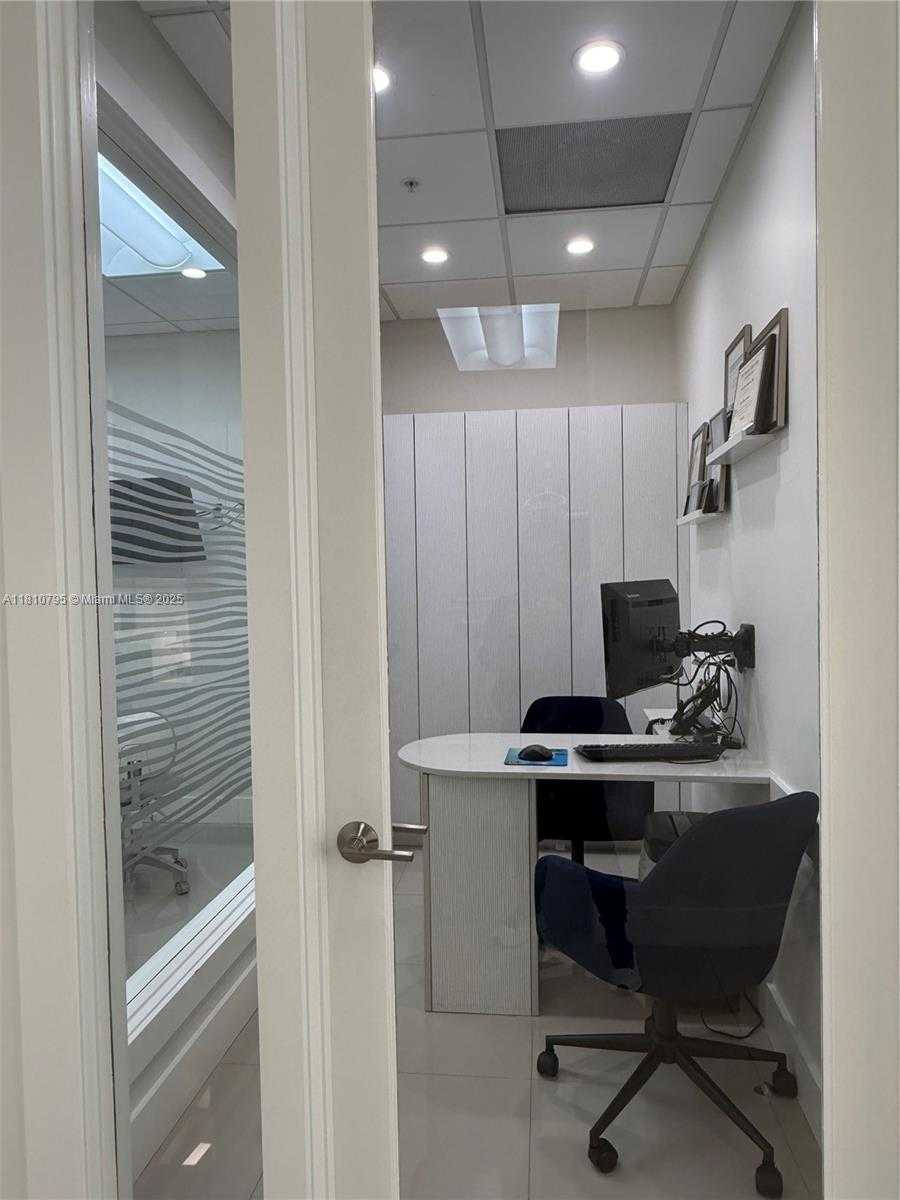 Small Image of Aventura Number 17