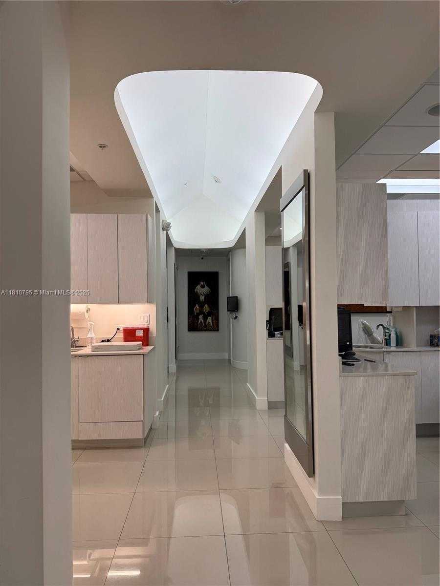Small Image of Aventura Number 18