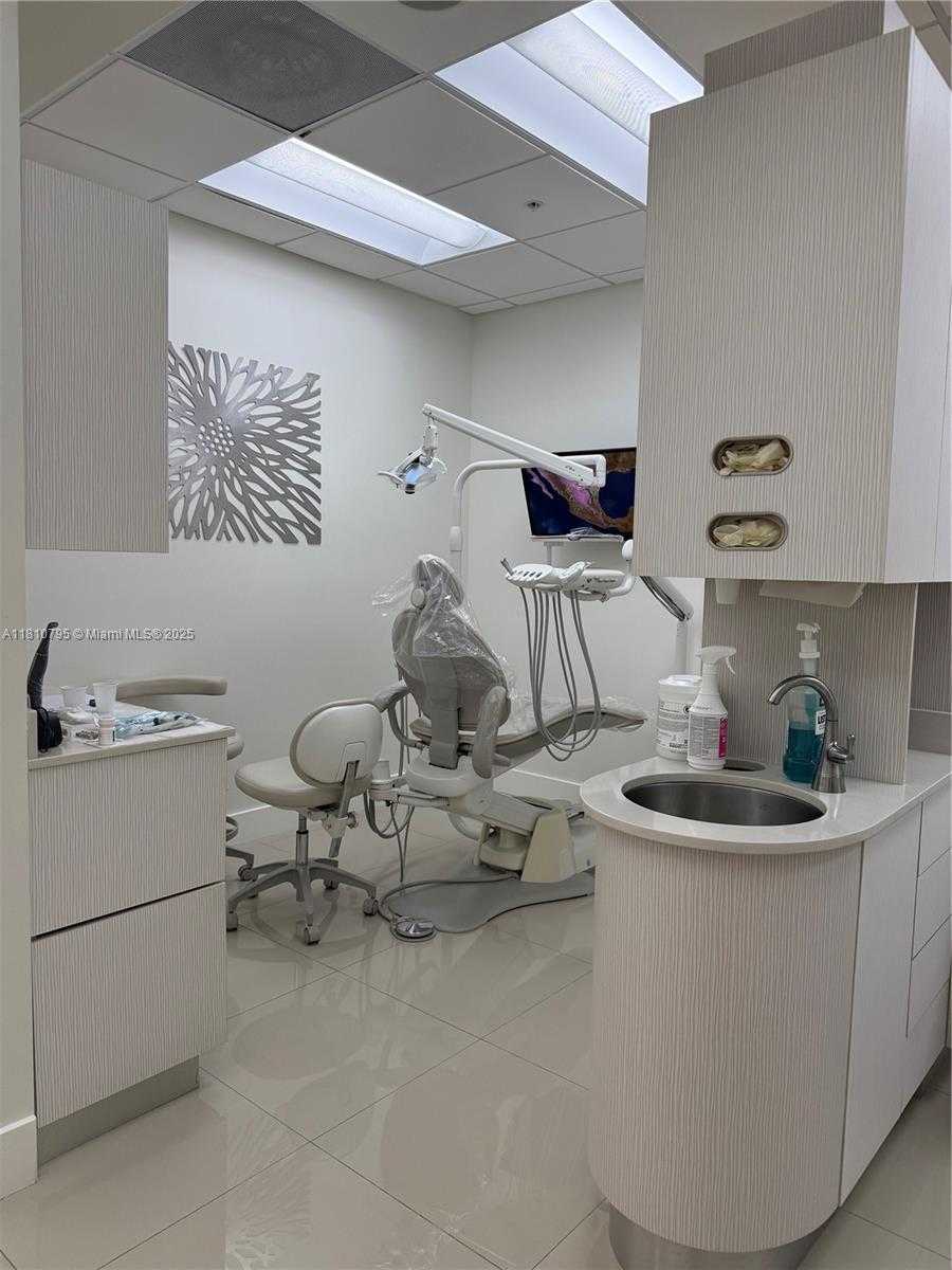 Small Image of Aventura Number 24