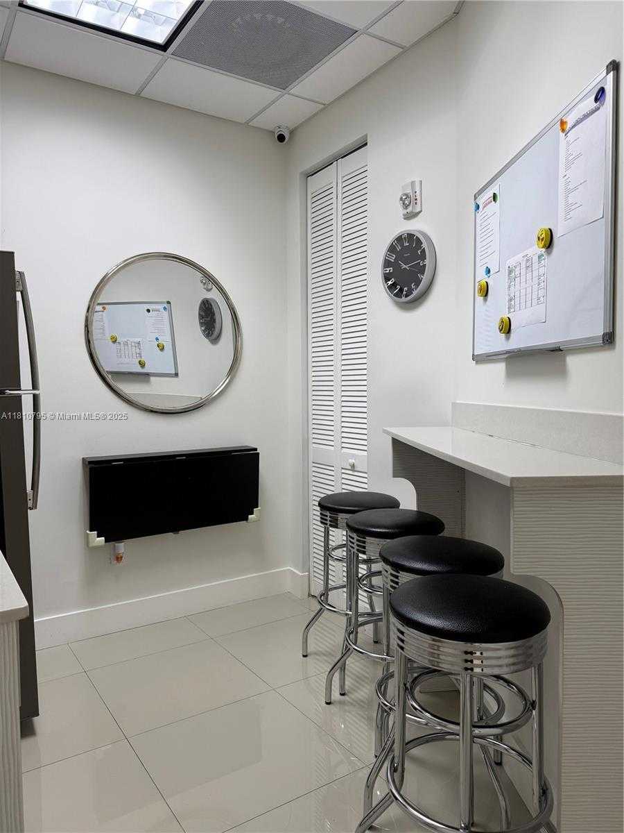 Small Image of Aventura Number 28