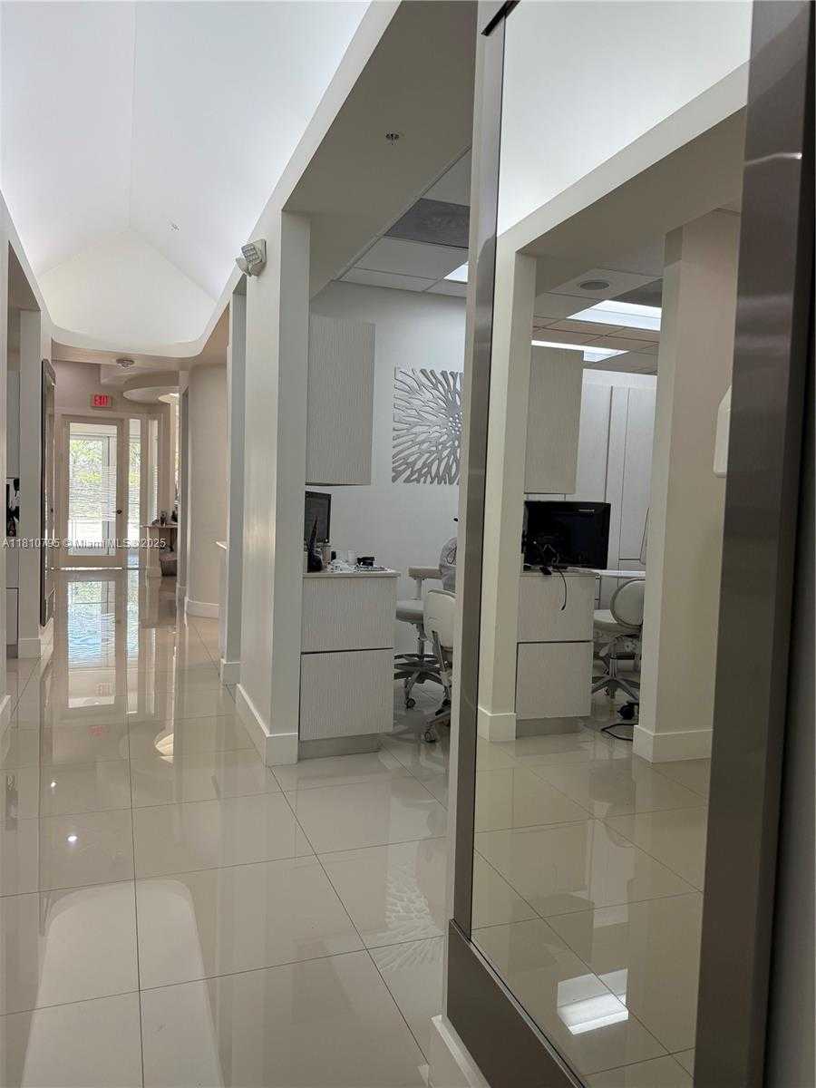 Small Image of Aventura Number 33