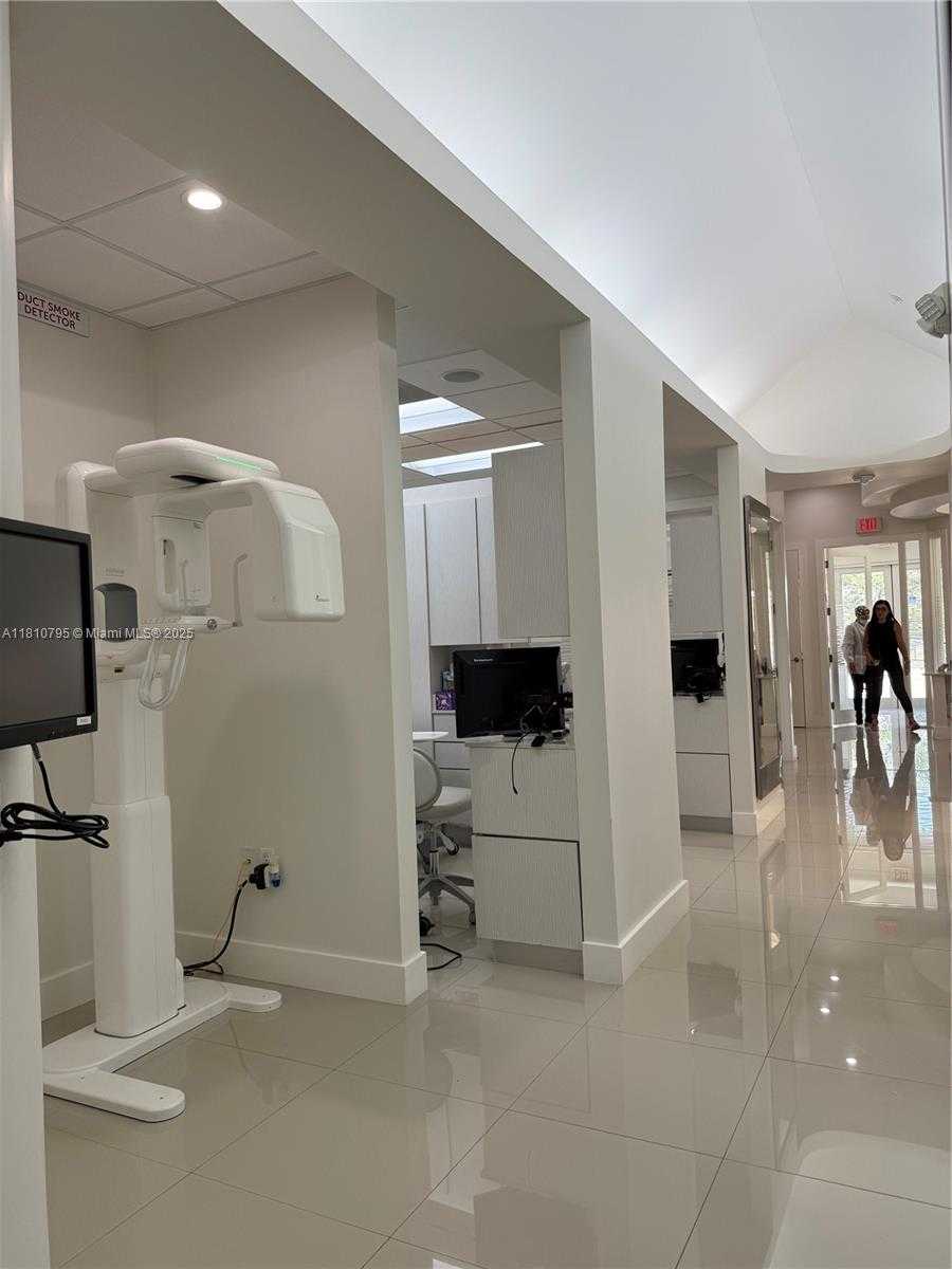 Small Image of Aventura Number 34