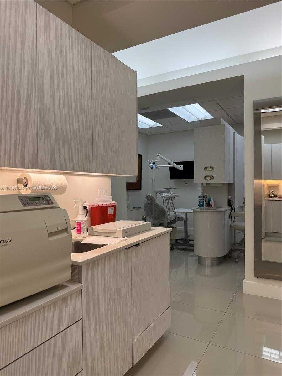 Small Image of Aventura Number 42