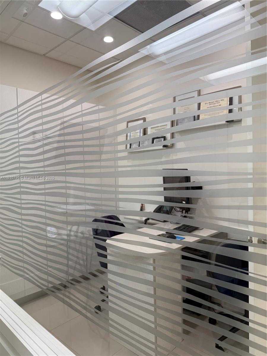 Small Image of Aventura Number 51