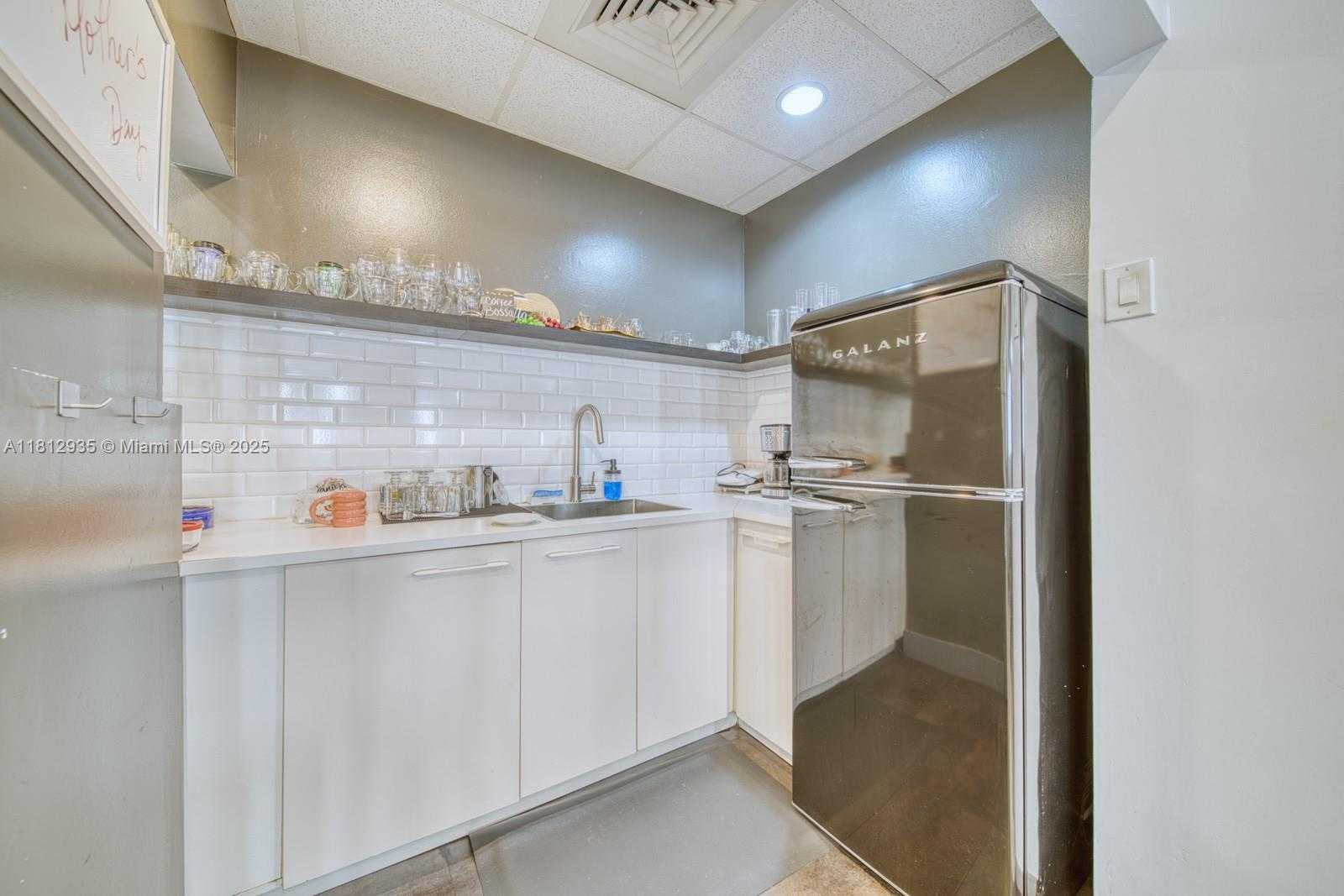 Small Image of BEAUTY SALON ON SUNSET DR & 57TH AVE, Coral Gables Number 14