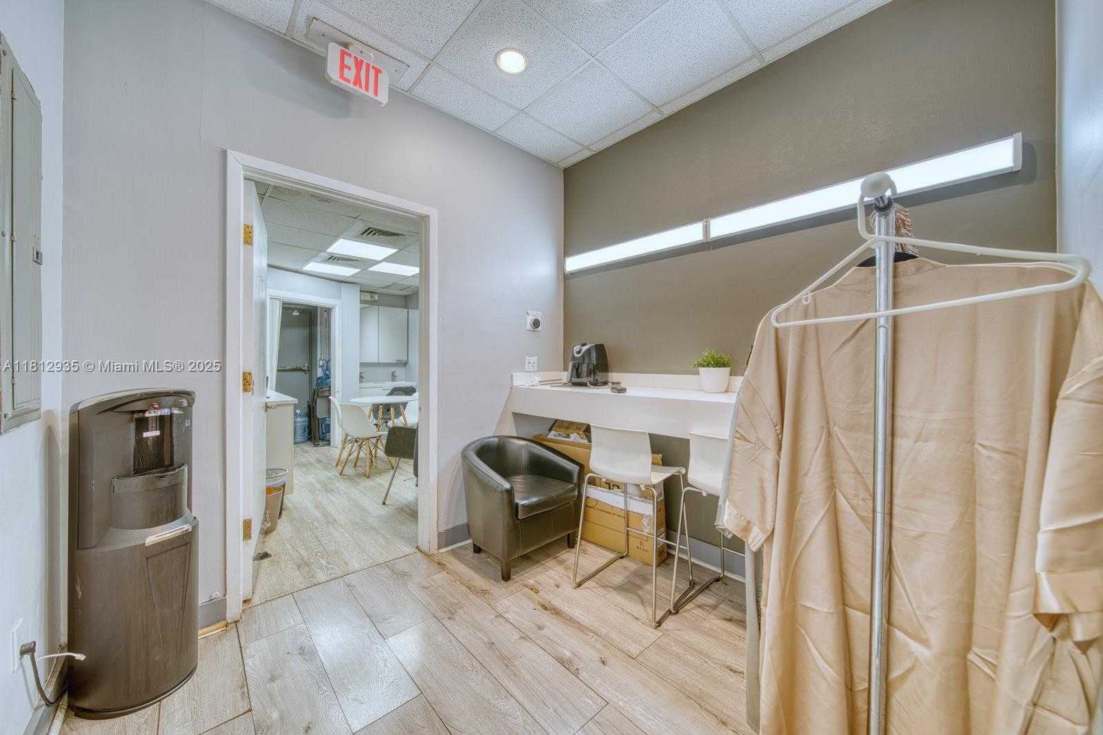 Small Image of BEAUTY SALON ON SUNSET DR & 57TH AVE, Coral Gables Number 15