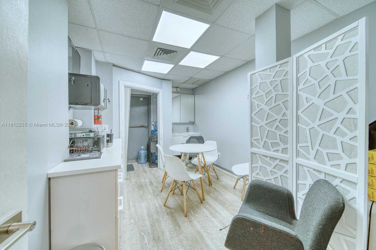 Small Image of BEAUTY SALON ON SUNSET DR & 57TH AVE, Coral Gables Number 16