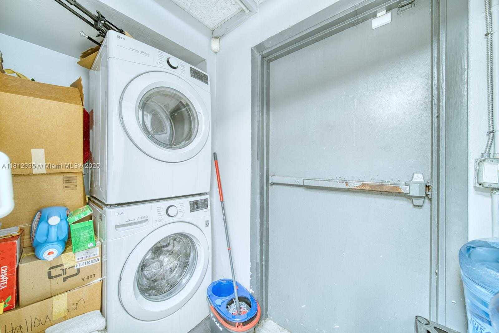 Small Image of BEAUTY SALON ON SUNSET DR & 57TH AVE, Coral Gables Number 17