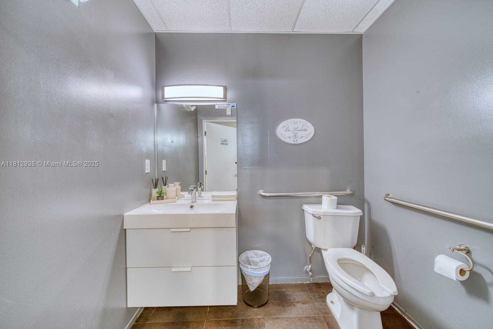 Small Image of BEAUTY SALON ON SUNSET DR & 57TH AVE, Coral Gables Number 18