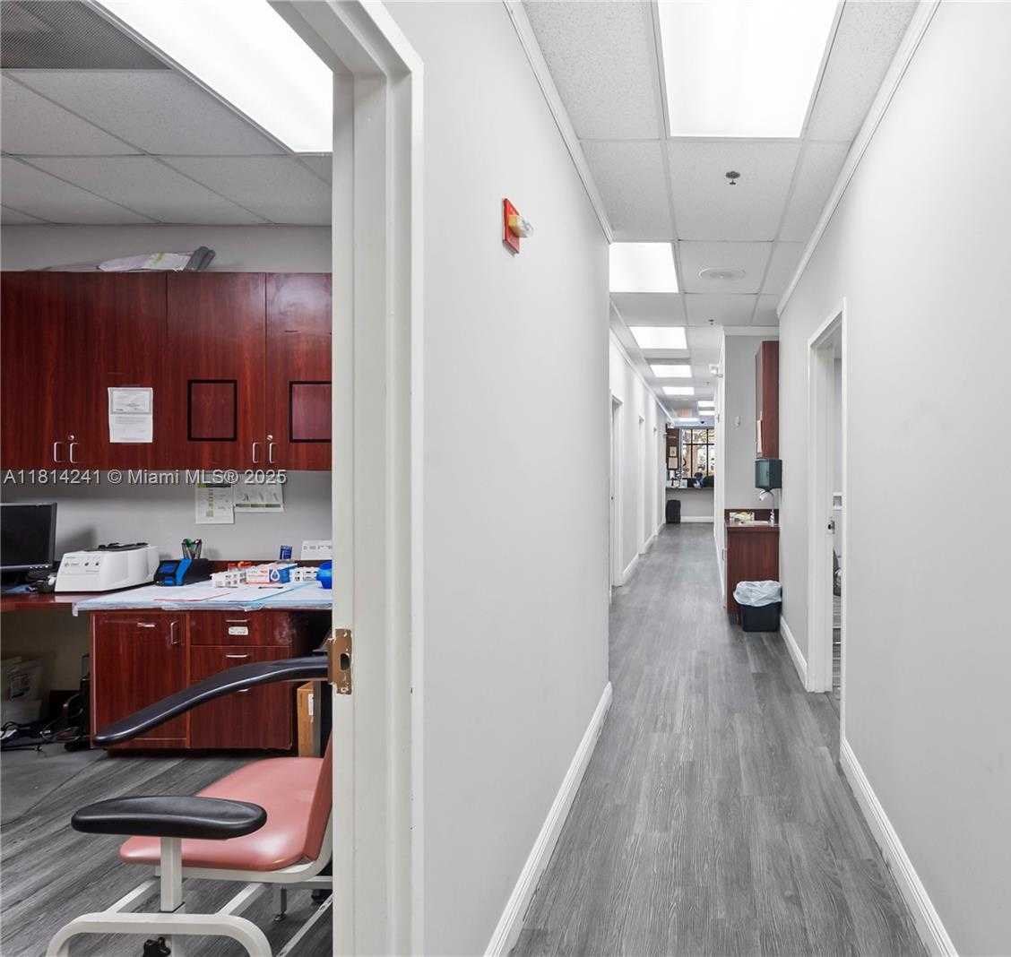 Small Image of 4301 SOUTH FLAMINGO RD, Davie Number 12