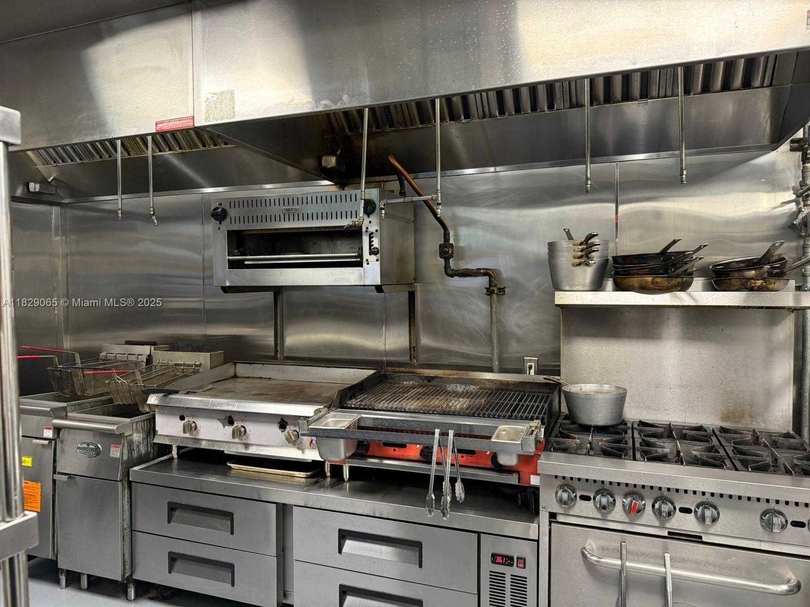 Small Image of 3015 GRAND AVE, Miami Number 4