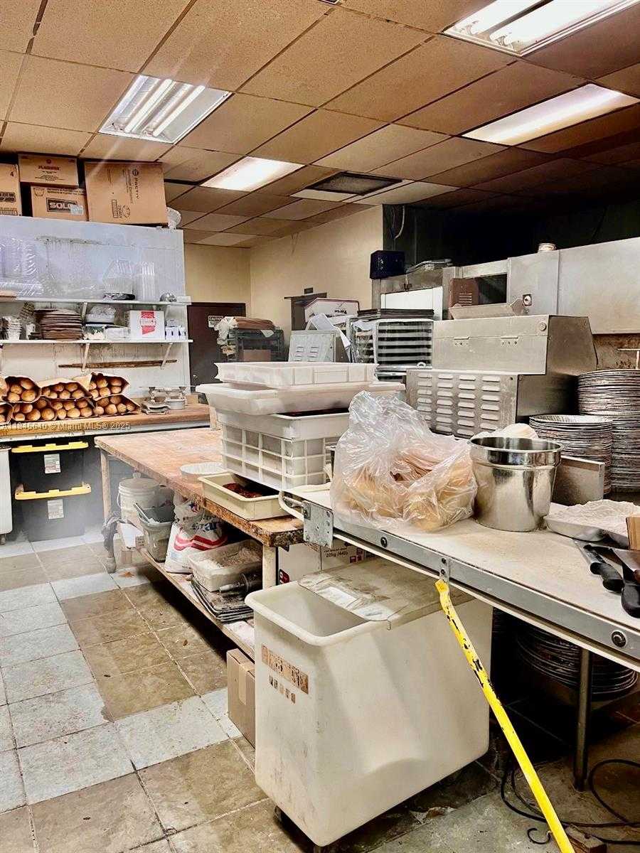 Small Image of 700 PALM AVE, Hialeah Number 23