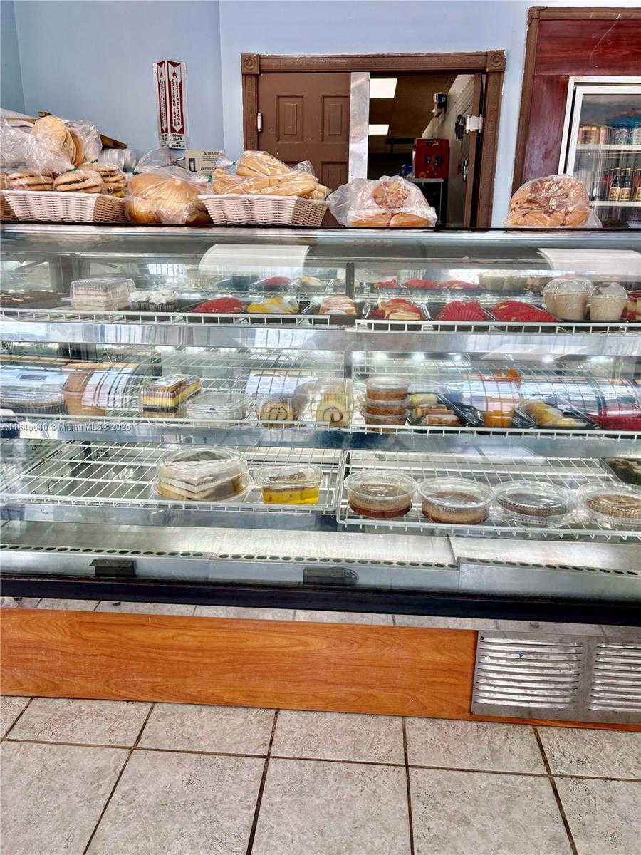 Small Image of 700 PALM AVE, Hialeah Number 3