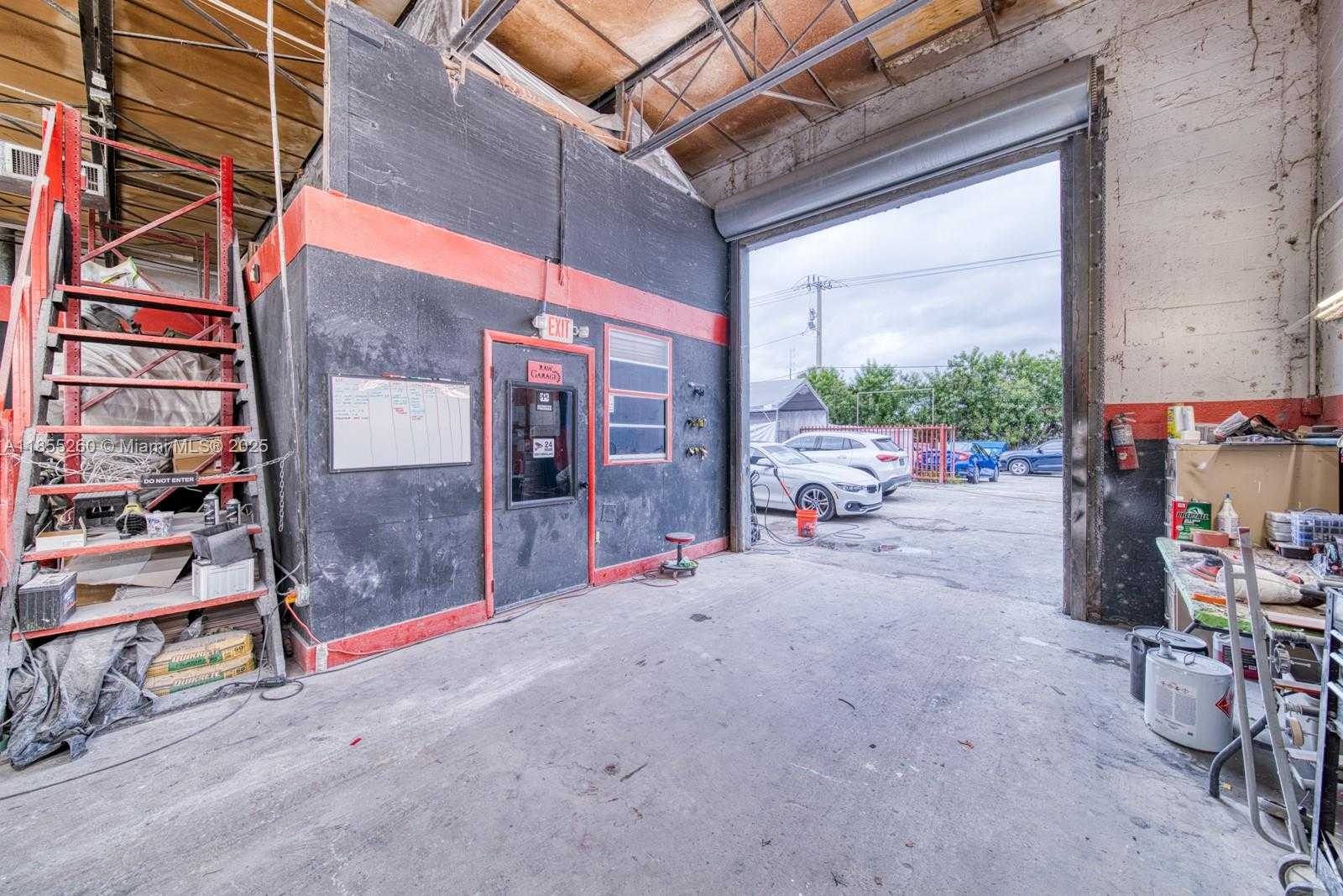 Small Image of FOR SALE IN PRIME HIALEAH LOCATION, Hialeah Number 15