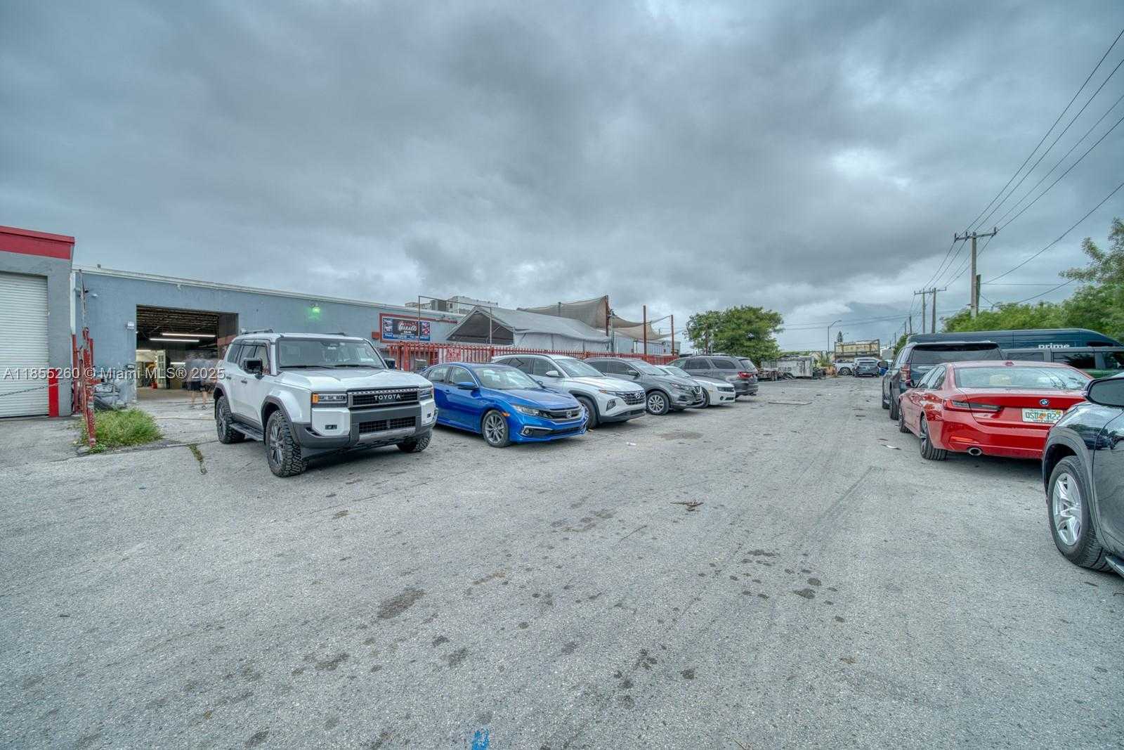 Small Image of FOR SALE IN PRIME HIALEAH LOCATION, Hialeah Number 2
