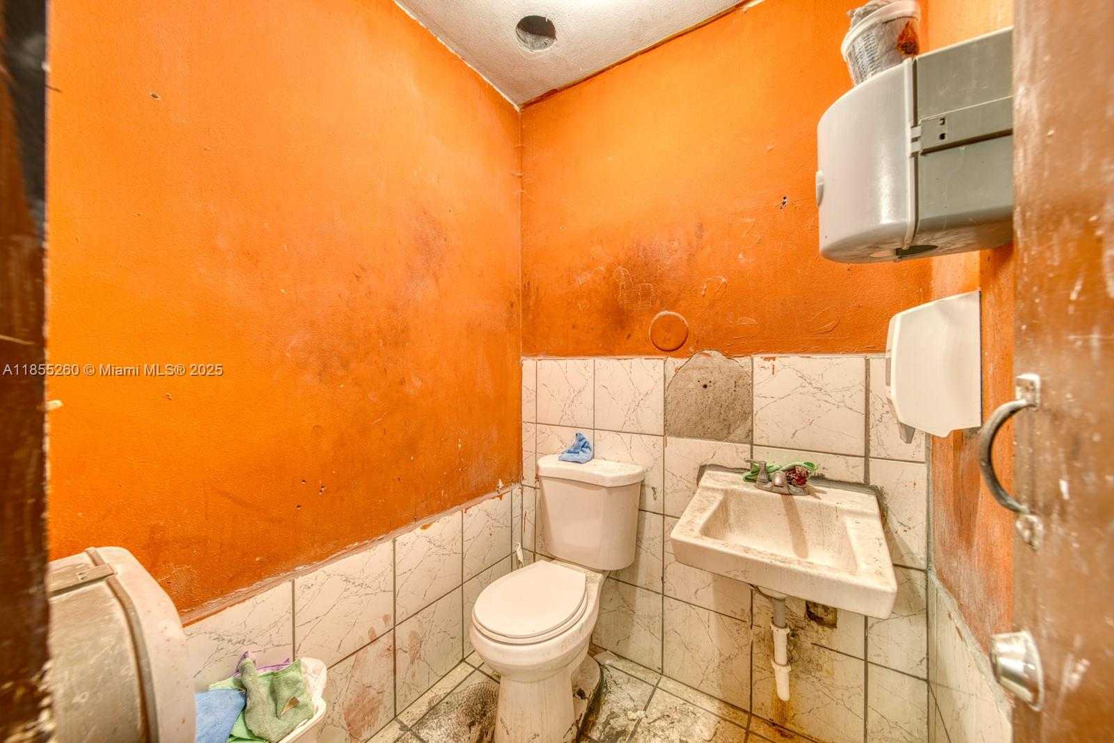 Small Image of FOR SALE IN PRIME HIALEAH LOCATION, Hialeah Number 21