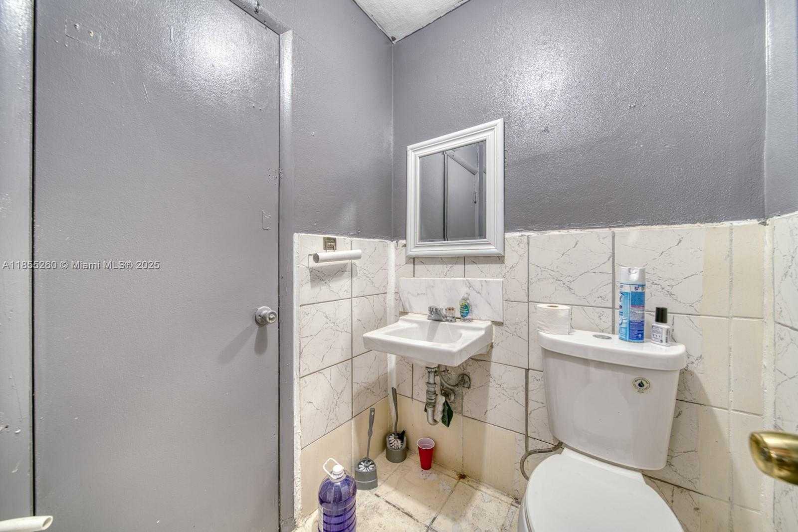 Small Image of FOR SALE IN PRIME HIALEAH LOCATION, Hialeah Number 22