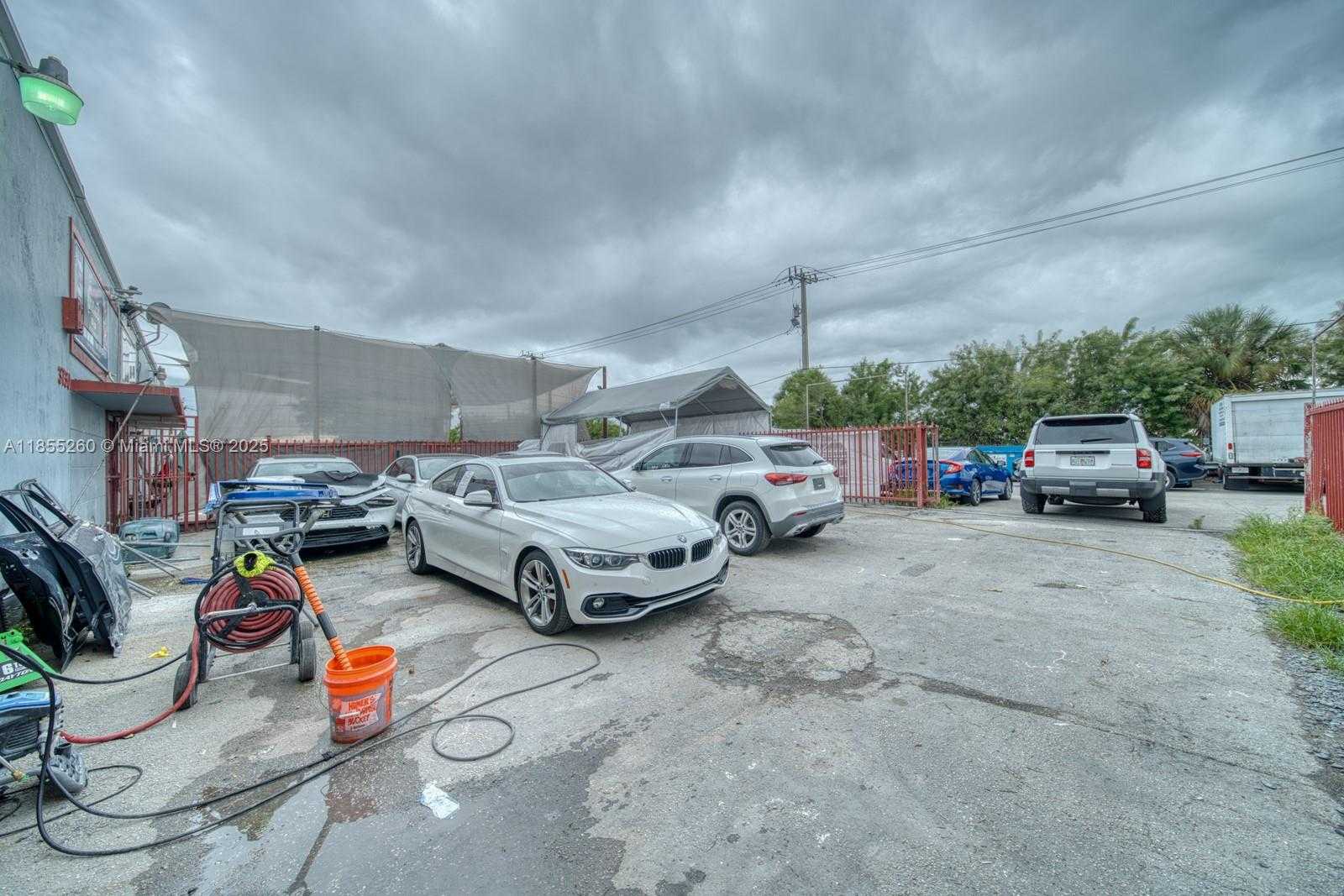 Small Image of FOR SALE IN PRIME HIALEAH LOCATION, Hialeah Number 3