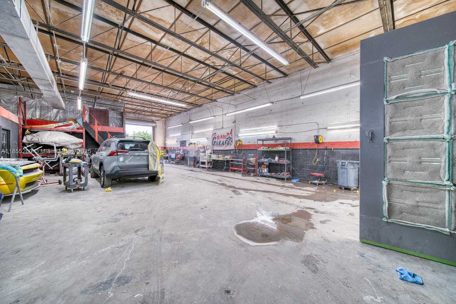 Small Image of FOR SALE IN PRIME HIALEAH LOCATION, Hialeah Number 8