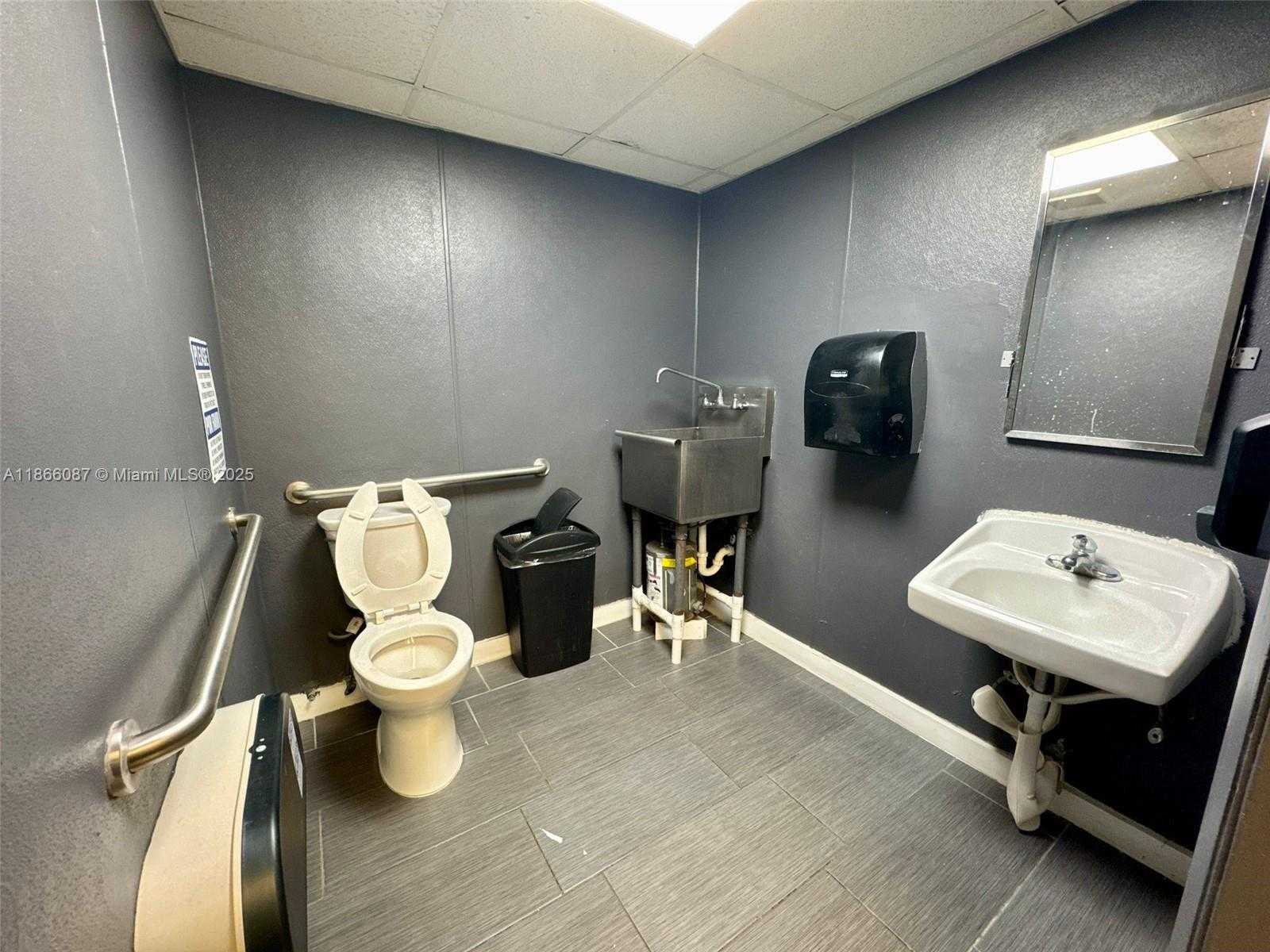 Small Image of WITH TERRACE FOR SALE NEAR DADELAND MALL, Kendall Number 24